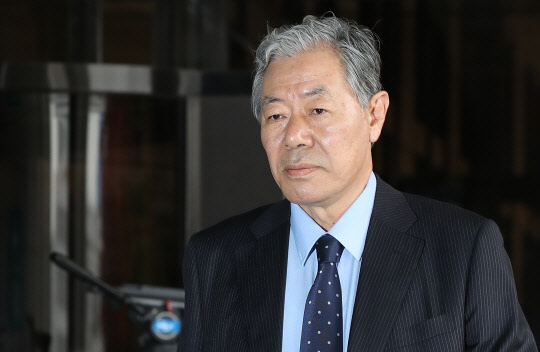 검찰 들어서는 최순실의 변호인      (서울=연합뉴스) 김도훈 기자 = '비선실세' 최순실씨와 딸 정유라 씨의 변호인 이경재 변호사가 18일 오후 서울 서초구 서울중앙지검에 들어서고 있다. 2016.11.18      superdoo82@yna.co.kr  (끝)